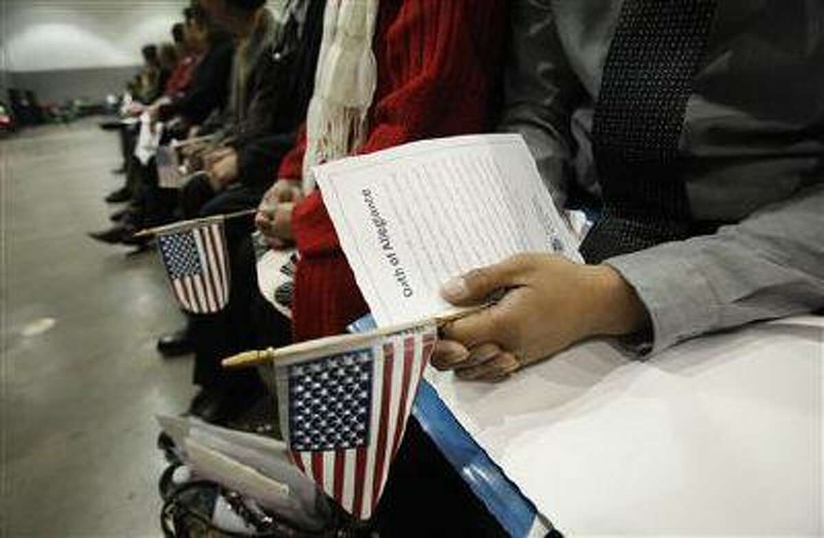 Candidates hold U.S. flags during a naturalization ceremony to become new U.S. Citizens at Convention Center in Los Angeles, California February 27, 2013. (Mario Anzuoni/Reuters)