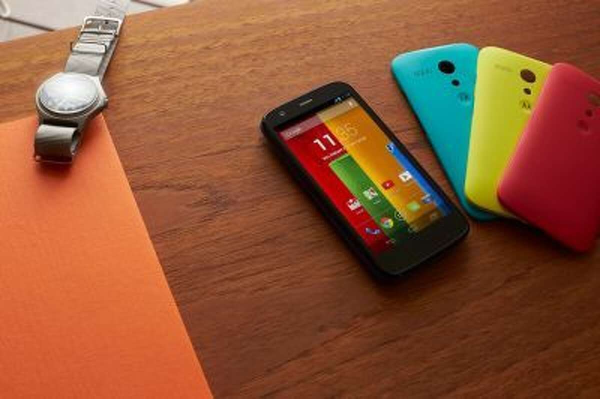 The handset offers 19 customization options, including interchangeable Motorola Shells and Flip Shells in seven colors as well as Grip Shells in five colors.