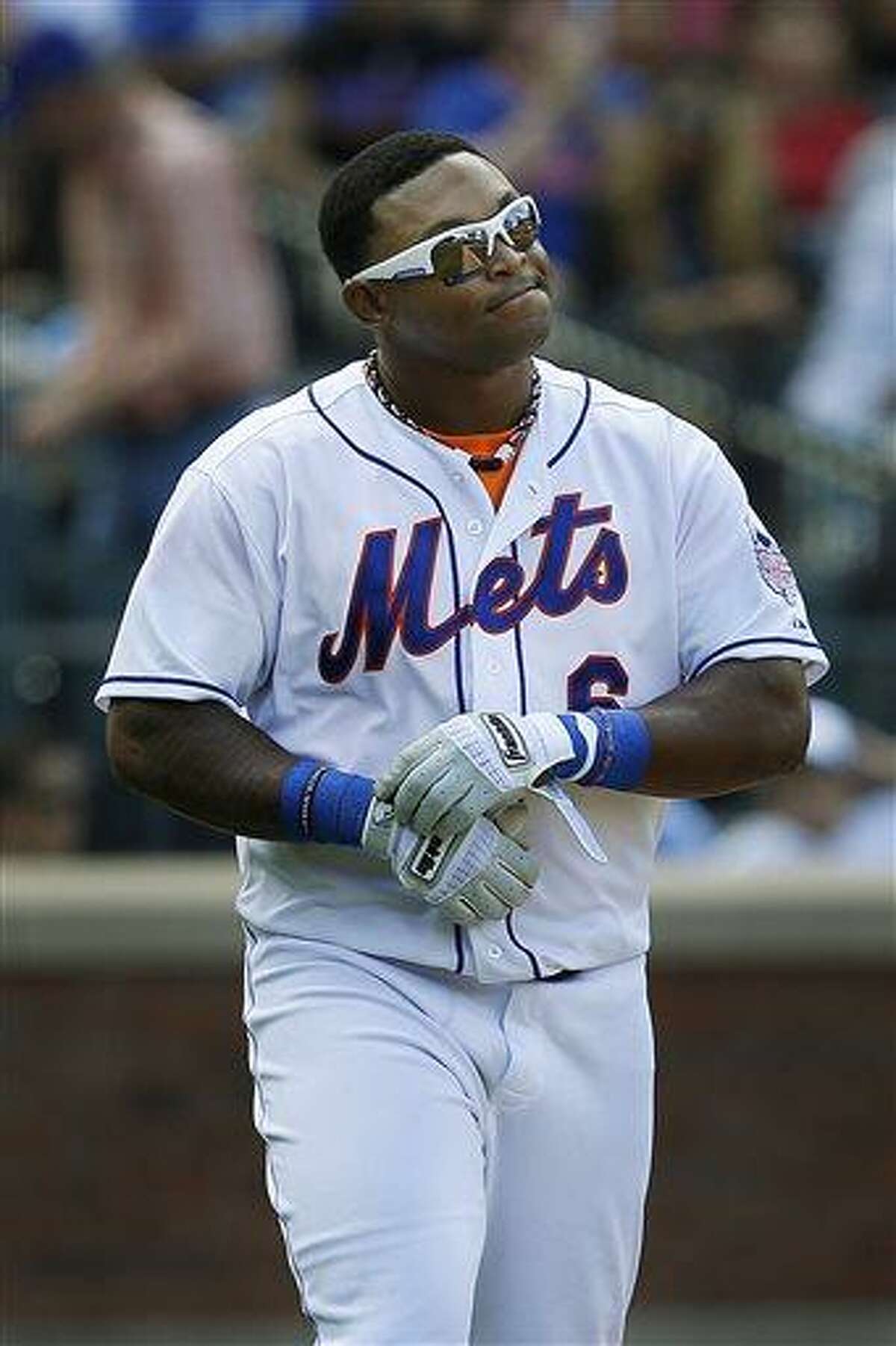 Salvador Perez leaves game after taking foul ball off mask