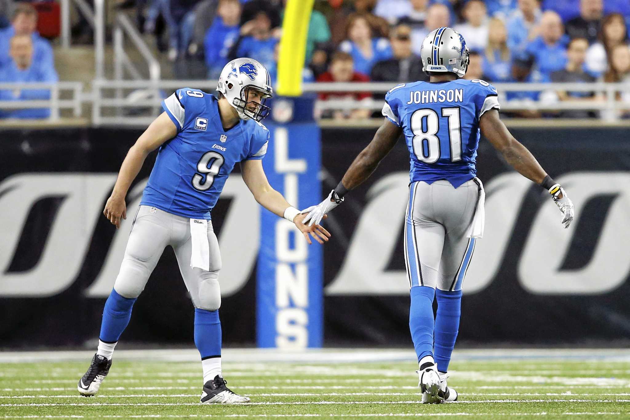 Detroit Lions run right through Bears to keep playoff hopes alive