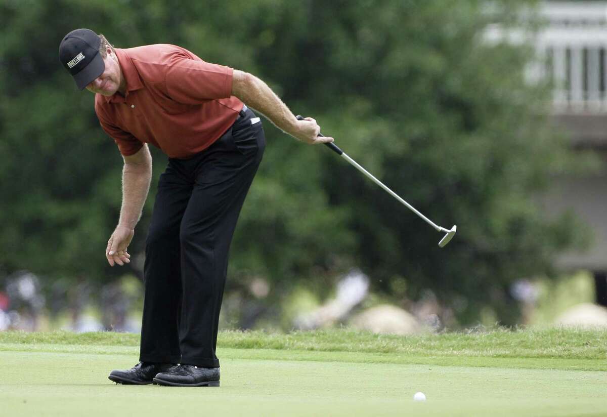 Steve Elkington reacts to his putt on the ninth green during the second round of the Byron Nelson golf tournament Friday, May 21, 2010, in Irving, Texas. Elkington finished the day at 8-under, 132. (AP Photo/Tony Gutierrez)