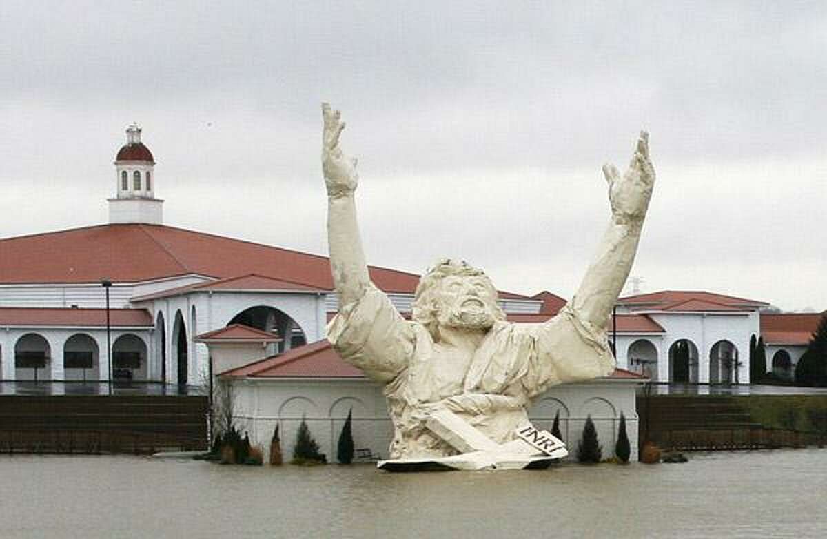 6story Jesus statue in Ohio struck by lightning