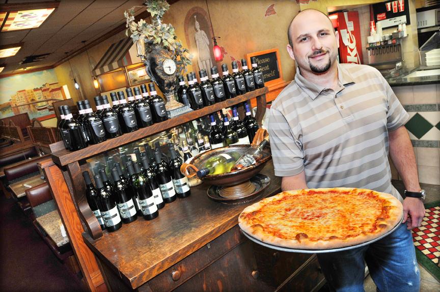 Illiano's celebrates 10 years in Middletown as pizza makers