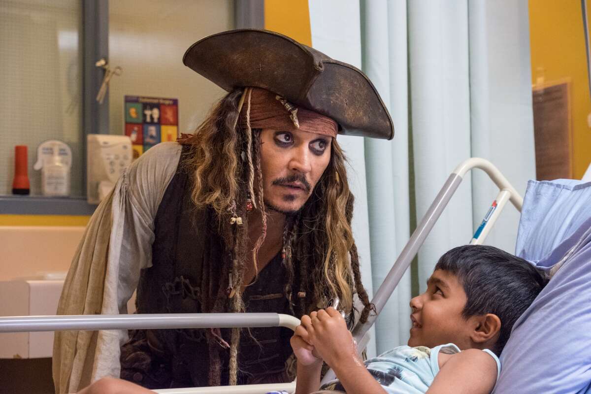 Video Johnny Depp surprises patients at children's hospital