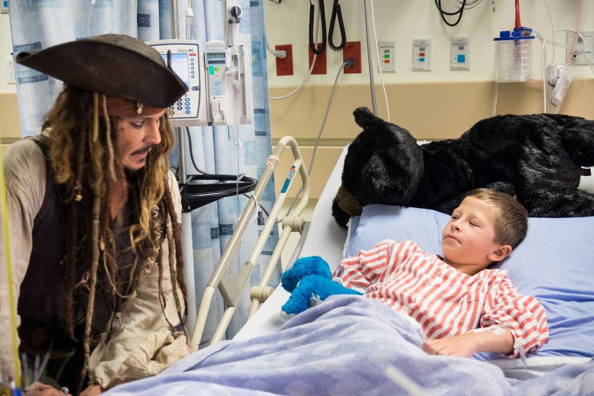 Video Johnny Depp surprises patients at children's hospital