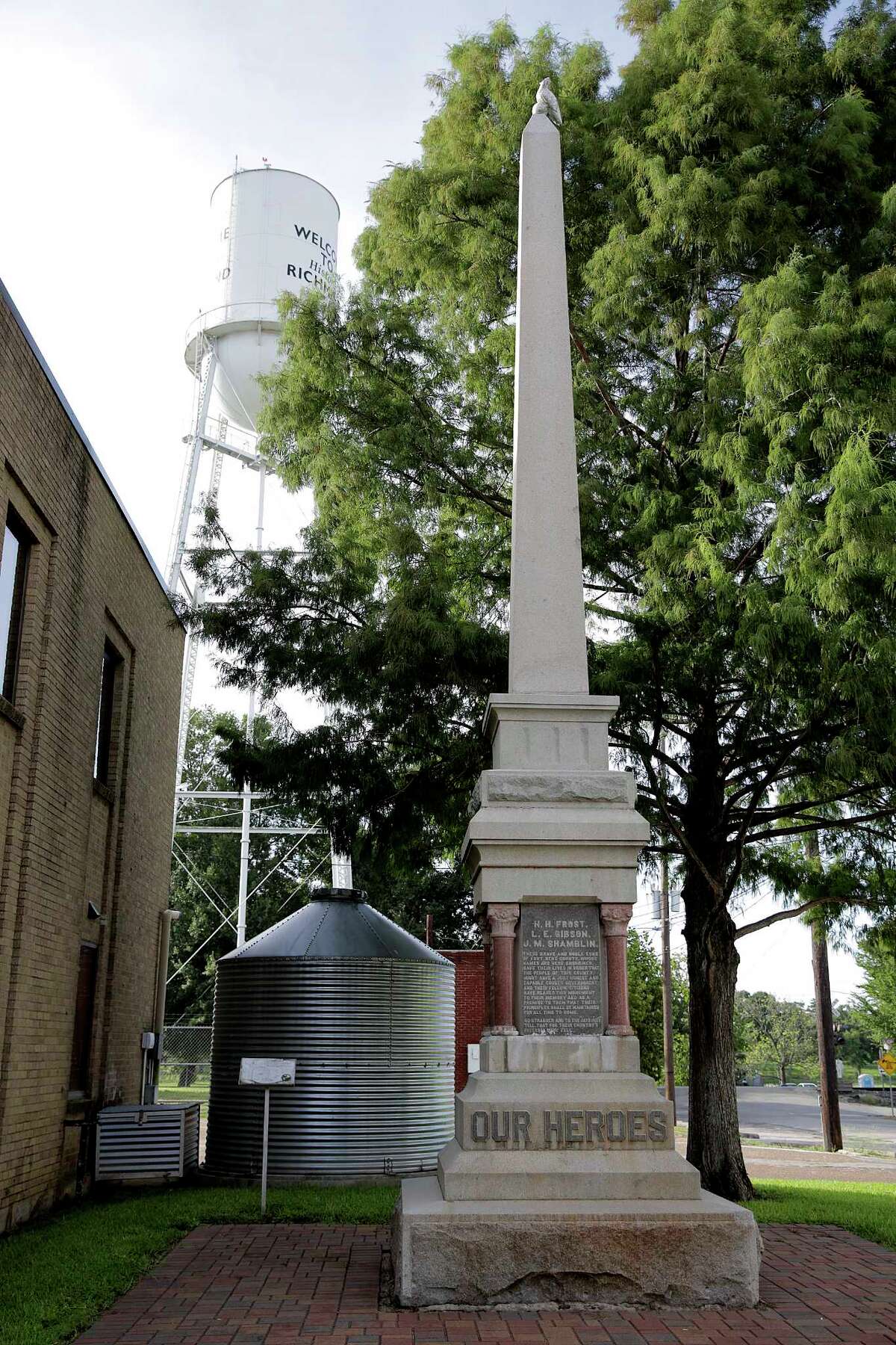 Monument sits in shadows of Richmond's historical divide