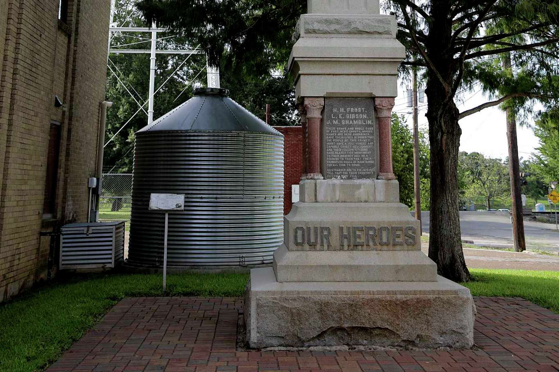 Monument sits in shadows of Richmond's historical divide