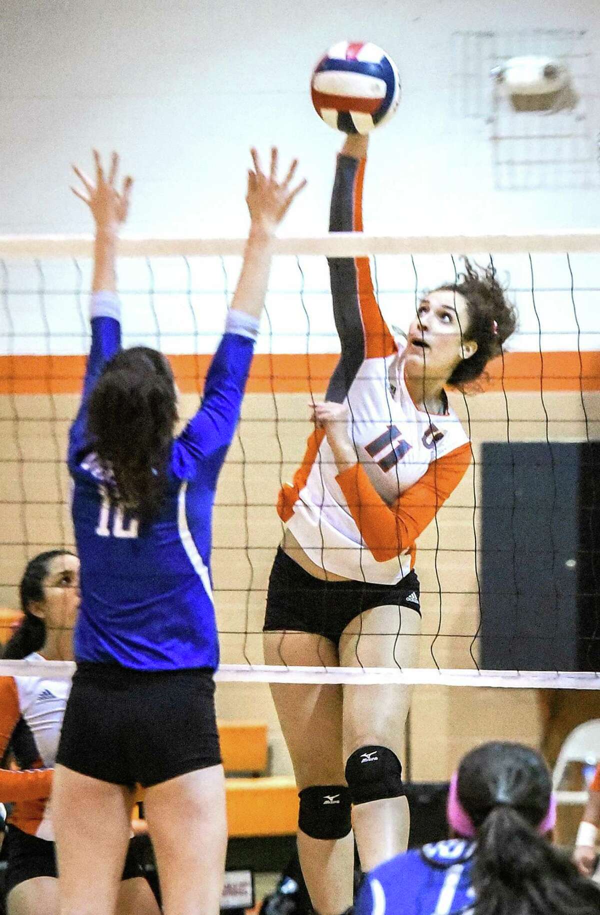 Lauren Arzuaga and United won a pair of games Friday but saw their 10-game win streak end in their third and final game of Day 1 at the NEISD Tournament.