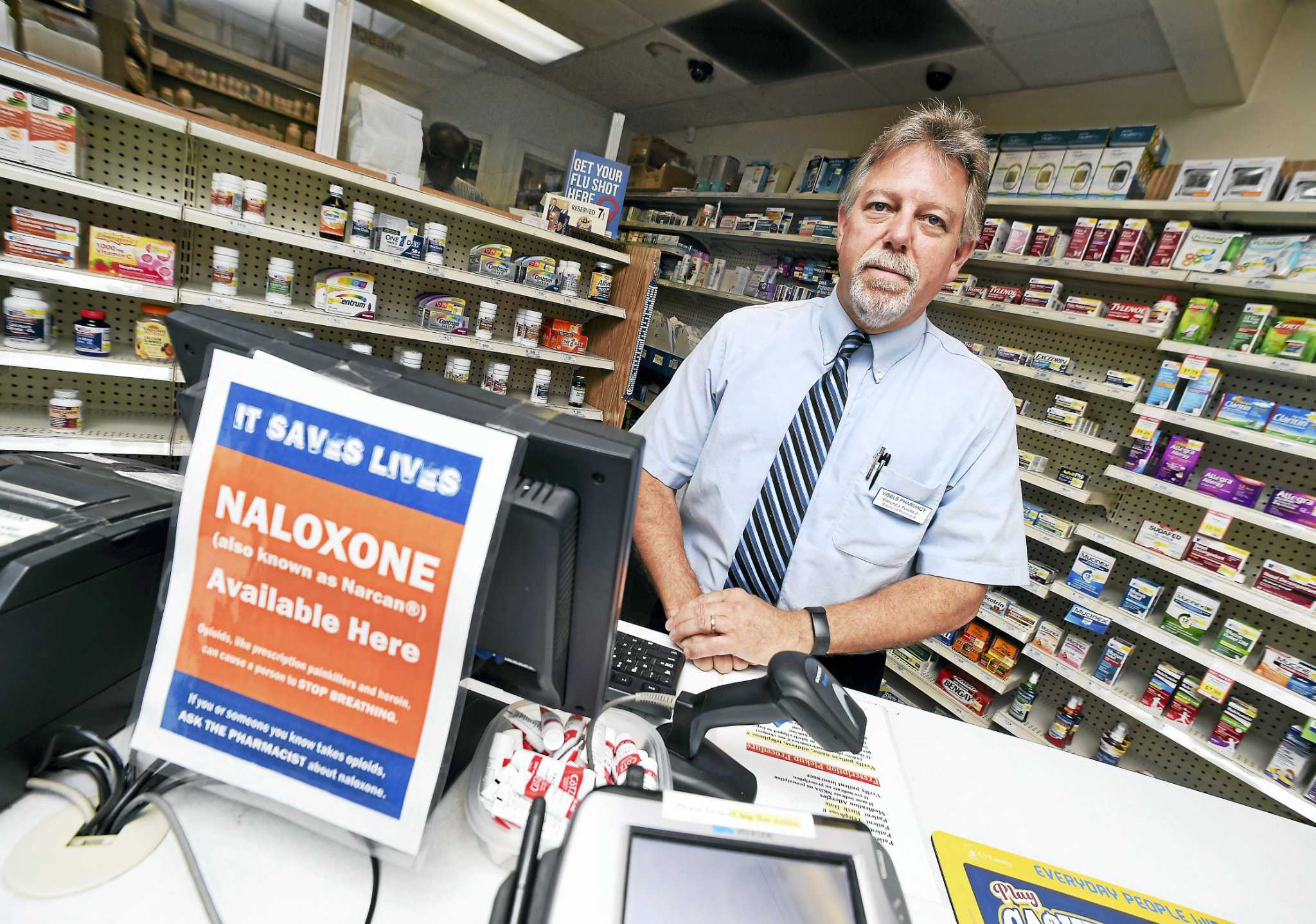 New Haven pharmacists take fight against opioids to the streets