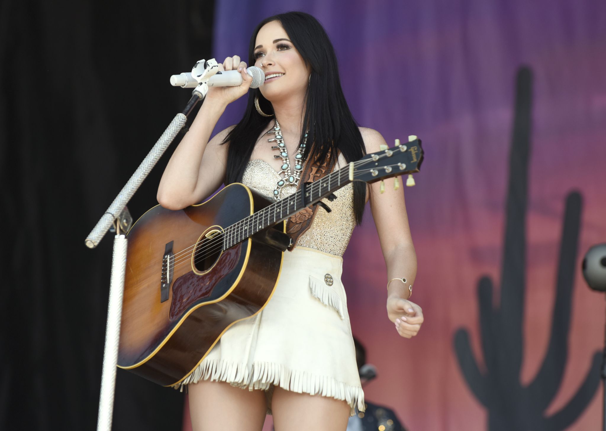 Country Singer Kacey Musgraves Flashes 6-Pack in Dallas Cowboys