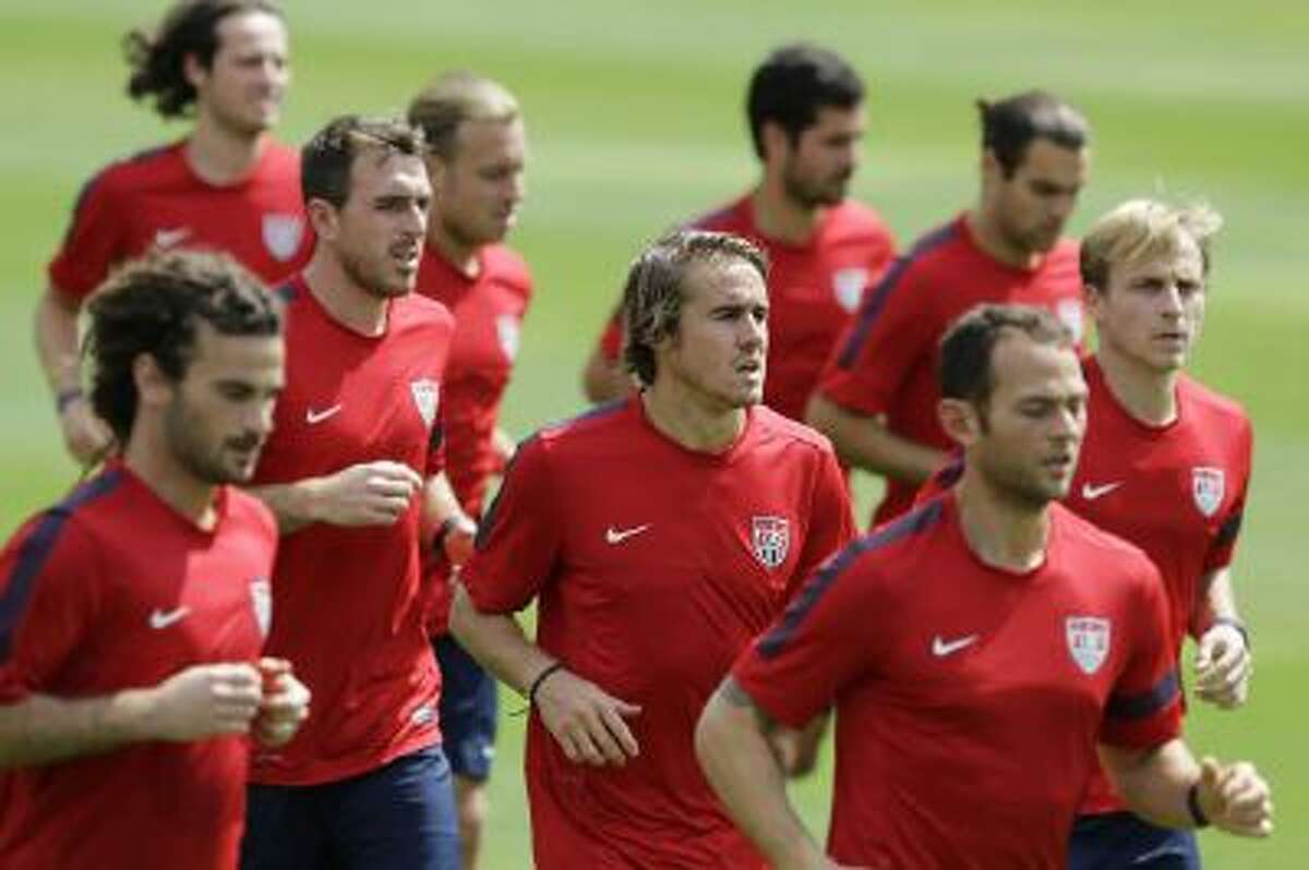 United States player Mix Diskerud, from Norway, center, trains with his teammates in Sao Paulo, Brazil, Tuesday, Jan. 14, 2014.