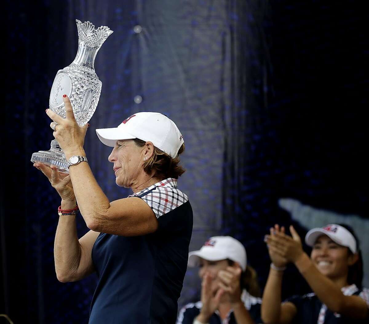 2017年8月20日星期日，在爱荷华州西得梅因举行的索尔海姆杯高尔夫锦标赛中，美国队队长朱莉·英克斯特与她的球队一起庆祝赢得索尔海姆杯。(美联社图片/Charlie Riedel)
