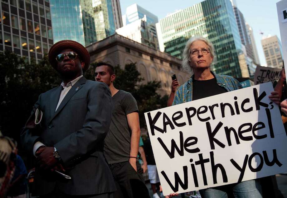 23 de agosto de 2017 - Ativistas se reúnem em apoio a Colin Kaepernick em frente aos escritórios da National Football League, em Park Avenue, em Nova York. Foto: Drew Angerer / 2017 Getty Images