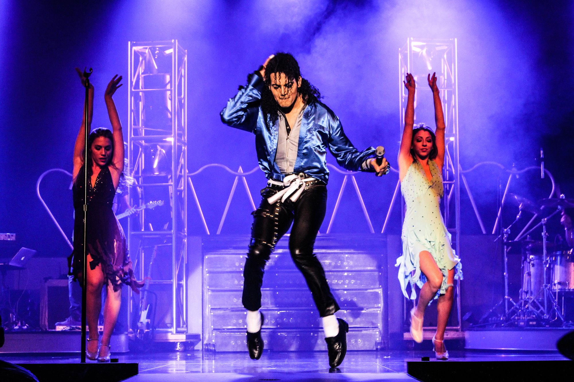 Концерт популярной песни. Джексон на сцене. Michael Jackson на сцене.