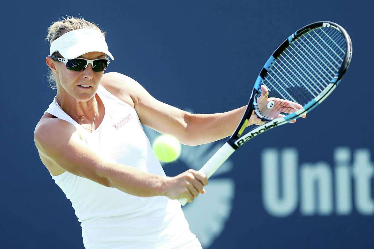 NEW HAVEN, CT - AUGUST 24: Kirsten Flipkens of Belgium returns a shot to Daria Gavrilova of Australia during Day 7 of the Connecticut Open at Connecticut Tennis Center at Yale on August 24, 2017 in New Haven, Connecticut. (Photo by Maddie Meyer/Getty Images)