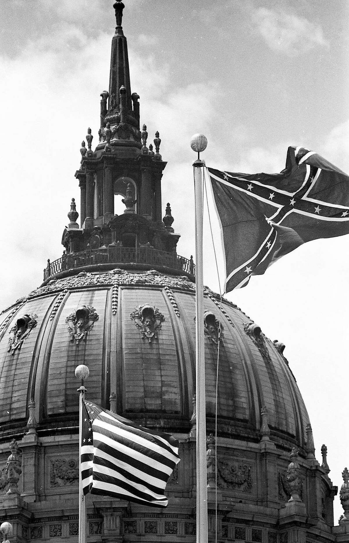 1964年6月16日:一面联邦旗帜在市政厅前市民中心的一组旗帜中飘扬。在最初的抗议之后，这面旗帜仍然保留着，但最终被移除。