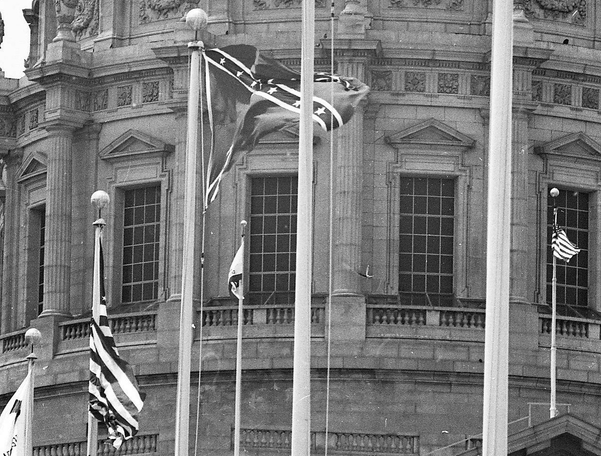 1964年6月16日，在市政厅前的市民中心，一面联邦旗帜在一组旗帜中飘扬。在最初的抗议之后，这面旗帜仍然保留着，但最终被移除。