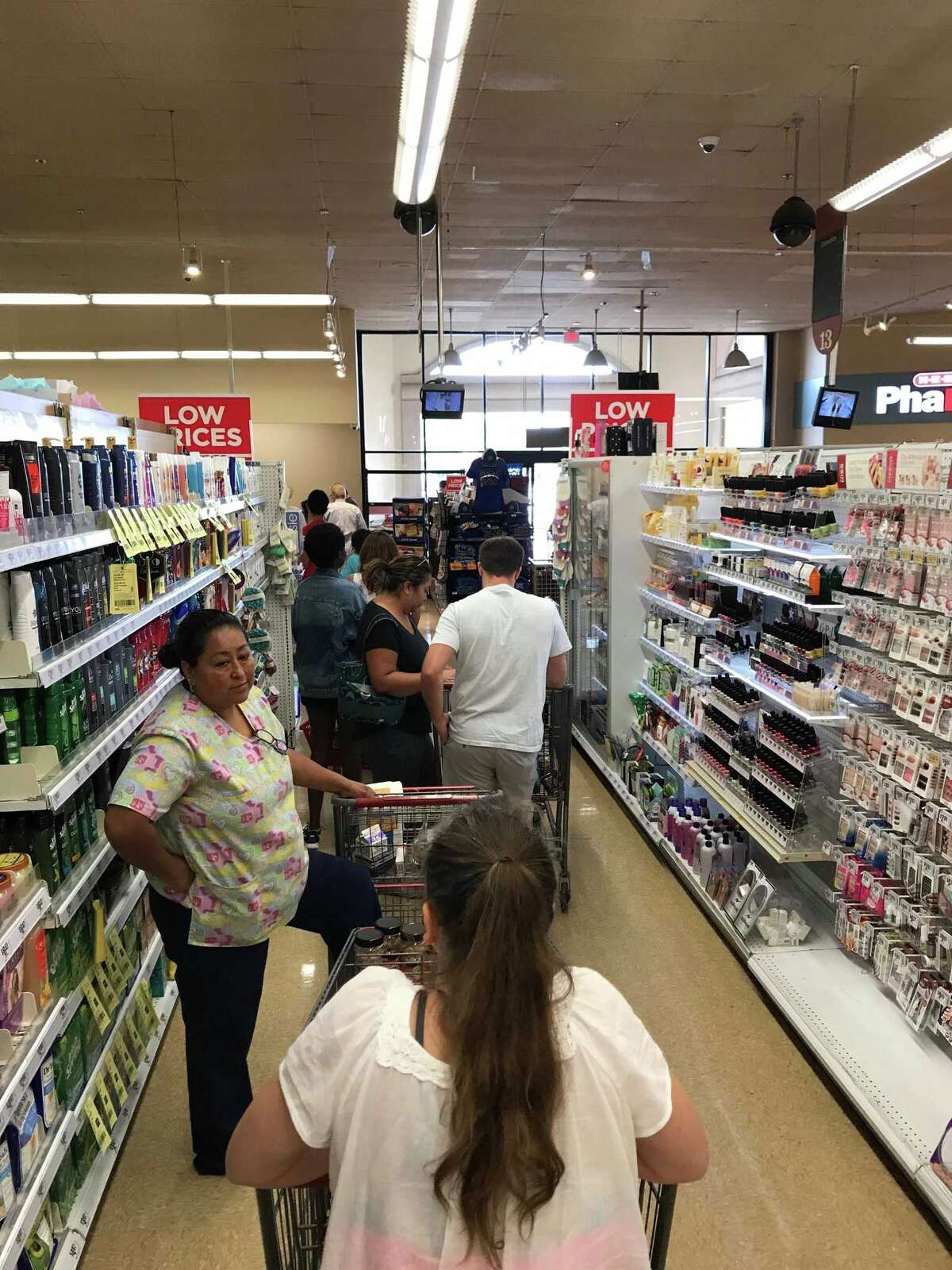san-antonio-shoppers-scramble-for-water-supplies-as-hurricane-harvey