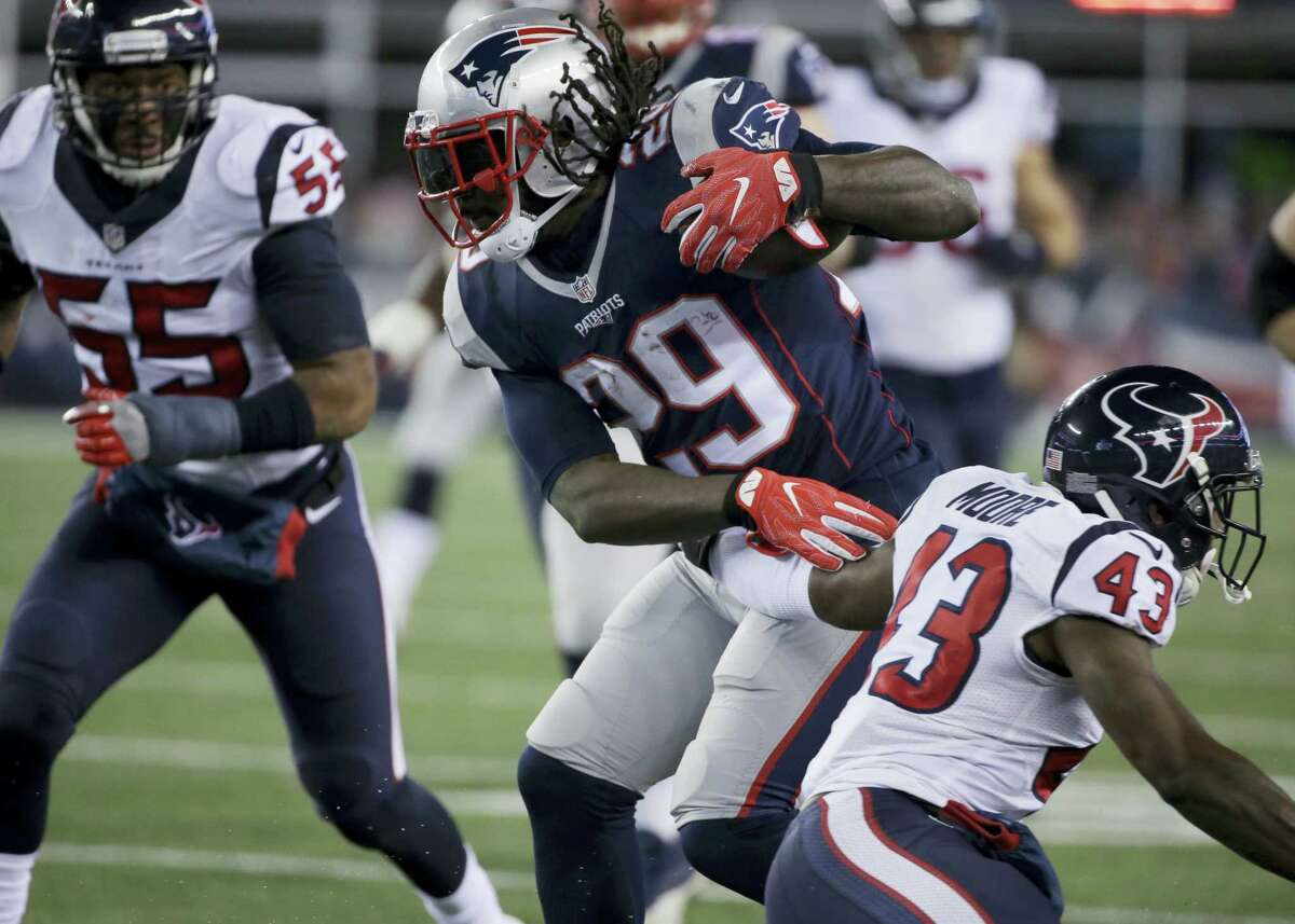 Patriots running back LeGarrette Blount (29) shakes an attempted tackle.