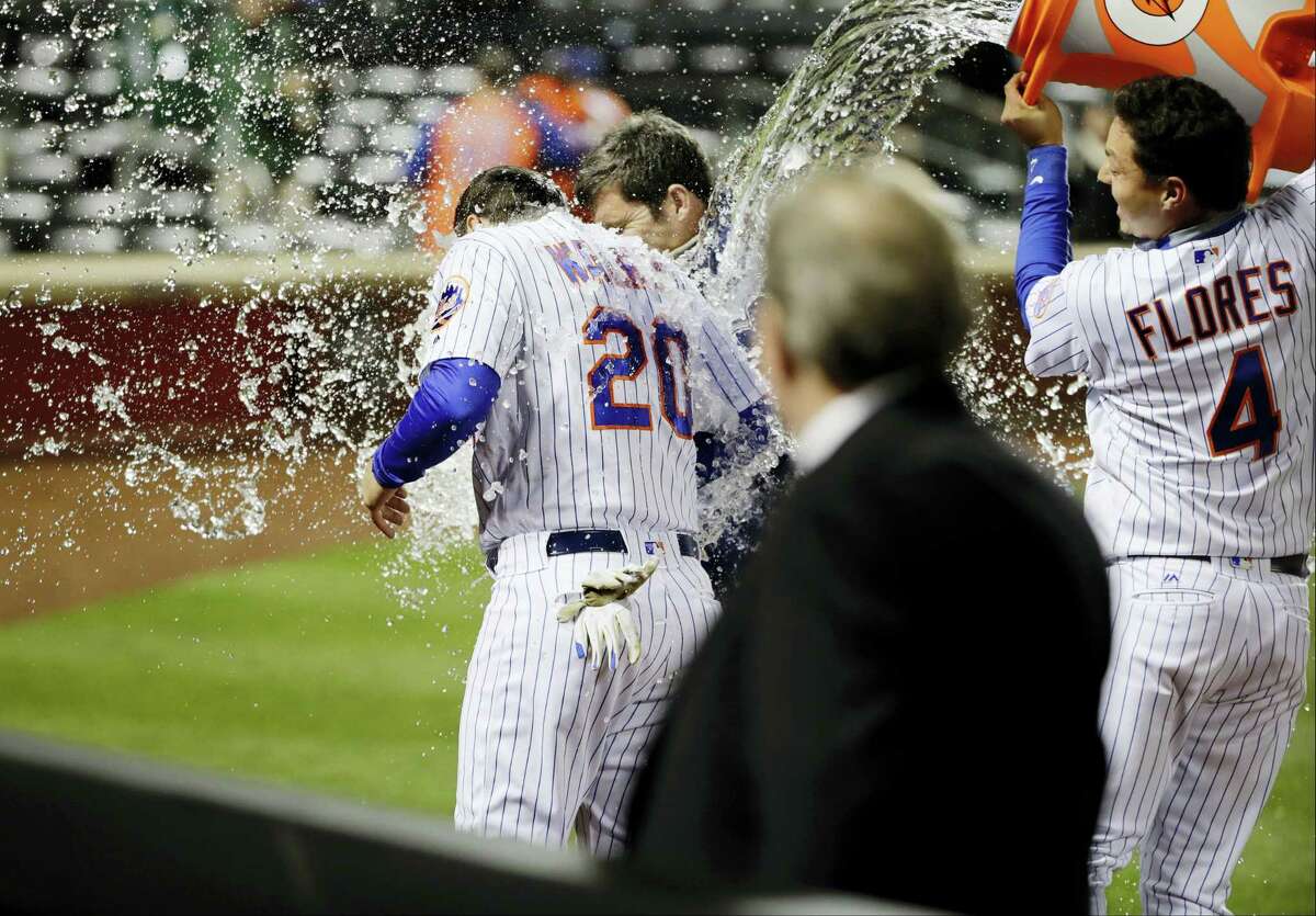 Wilmer Flores hits second career walk-off home run as Mets beat