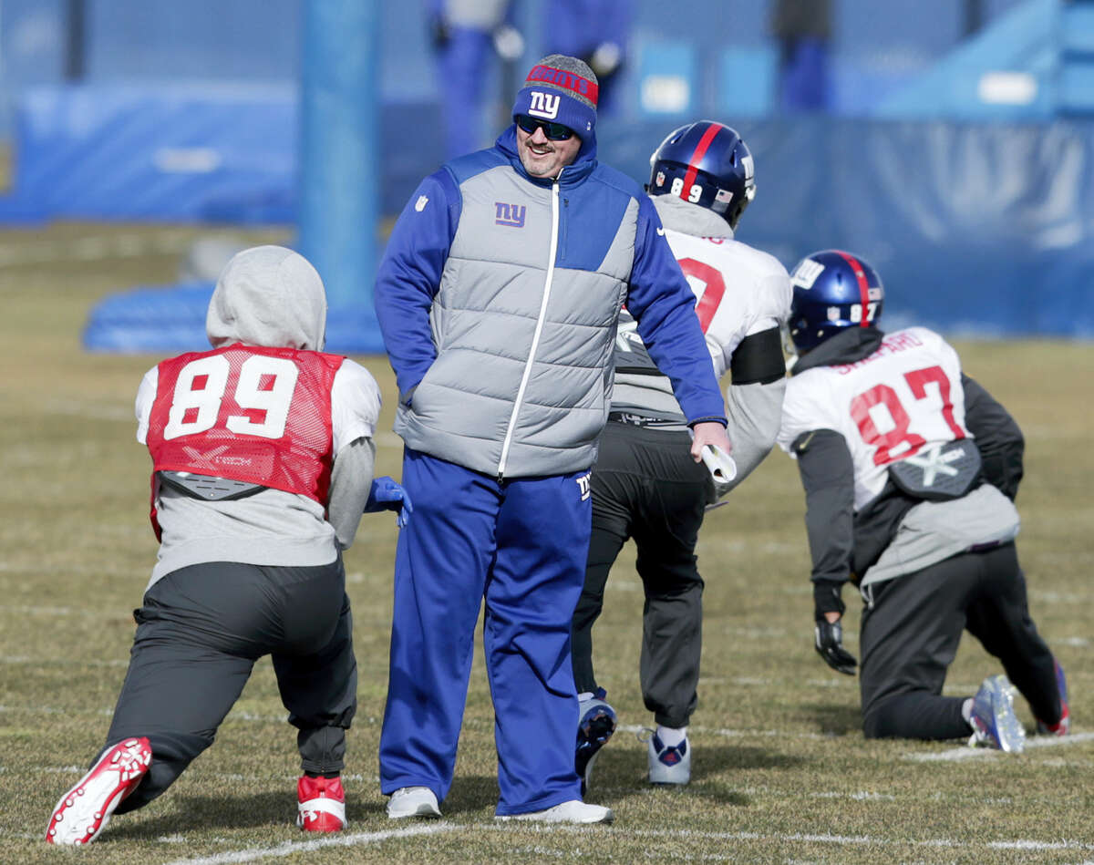 New York Giants head coach Ben McAdoo talks to players during NFL football practice in East Rutherford, N.J., on Thursday, Jan. 5, 2017.