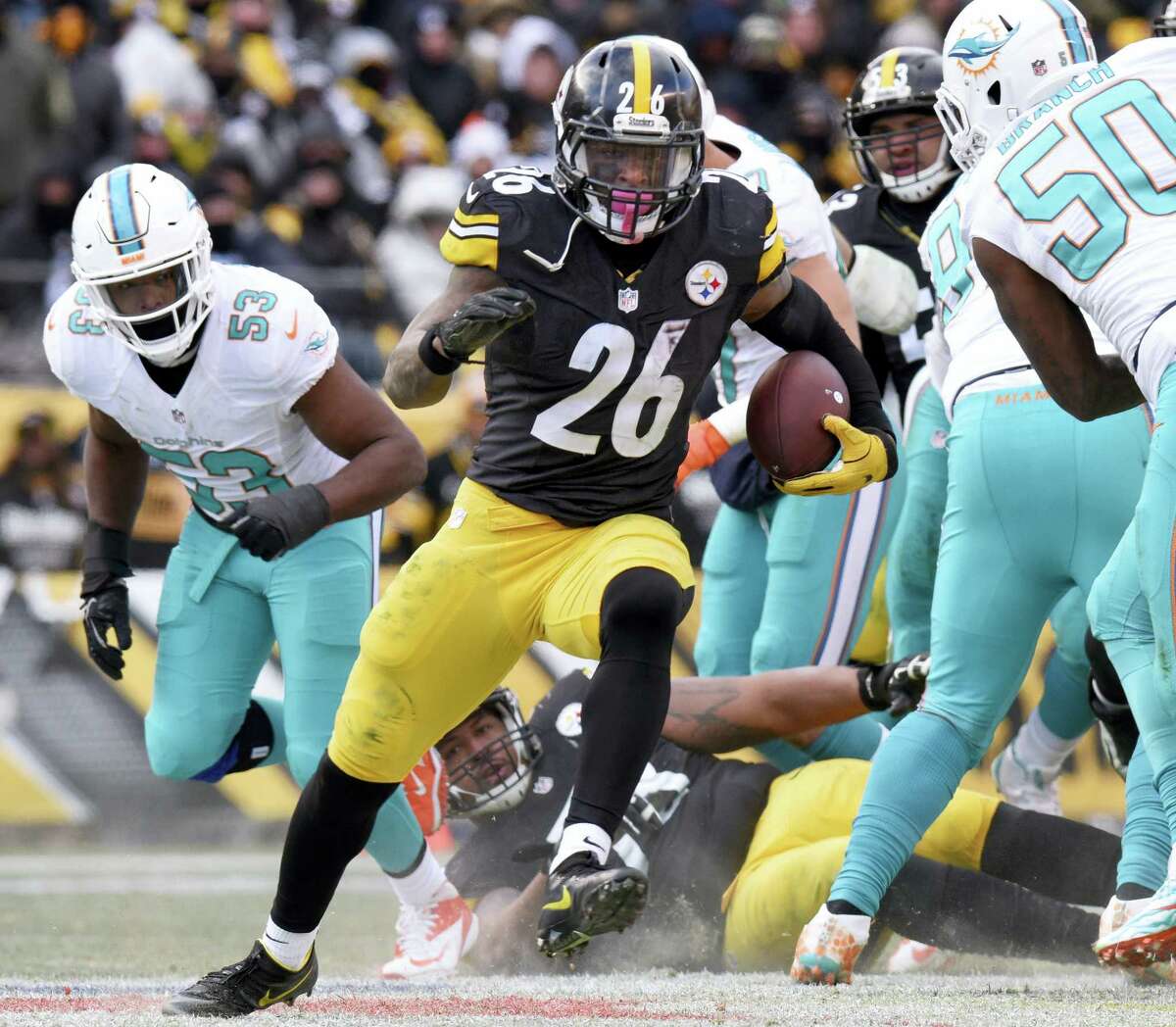 Steelers running back Le’Veon Bell (26) runs during the second half Sunday’s win over the Dolphins.