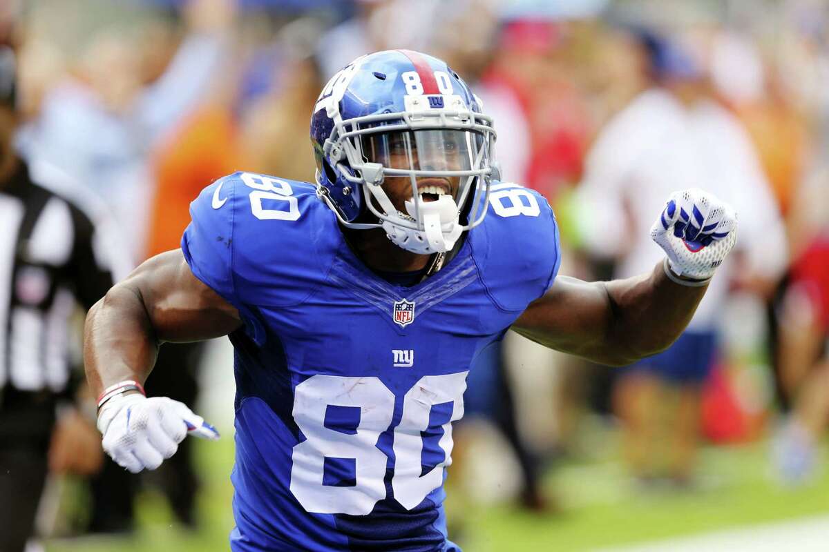 Giants wide receiver Victor Cruz (80) celebrates after making a catch during the second half Sunday.