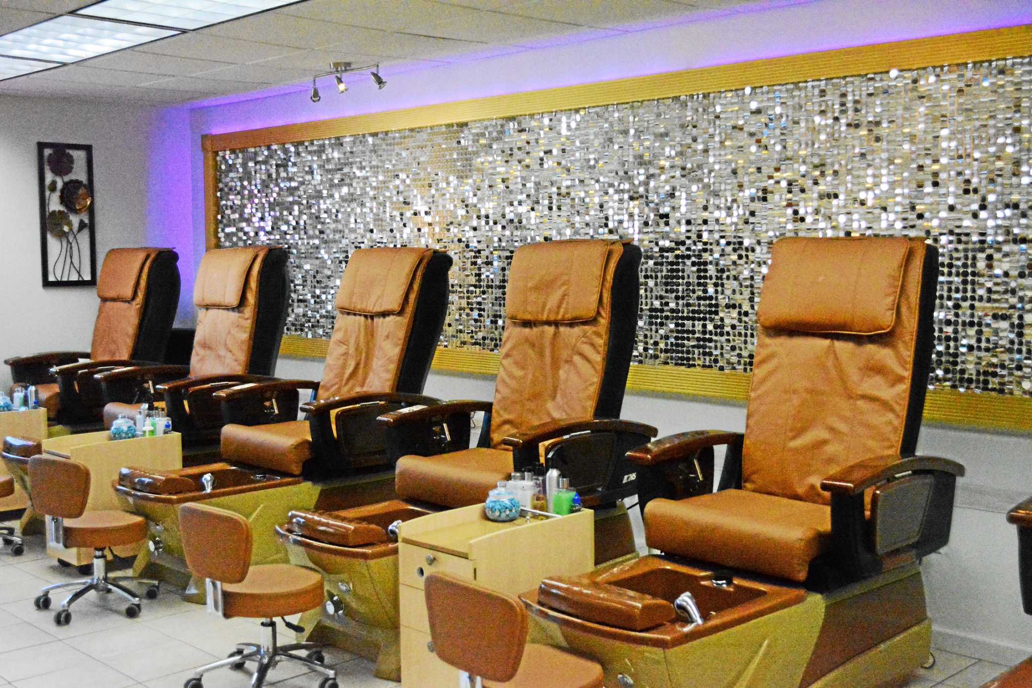New nail salon opens in Torrington