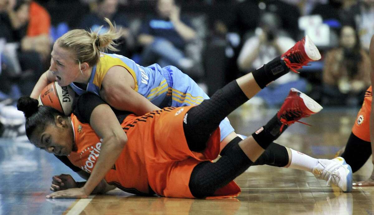 The Sky’s Courtney Vandersloot, top, vies with the Sun’s Alex Bentley, bottom, for a loose ball during Saturday’s game.