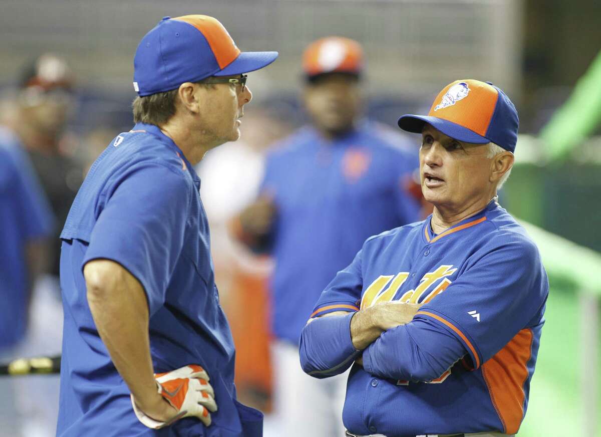 New York Mets manager Terry Collins, right, speaks with third base coach Tim Teufel.