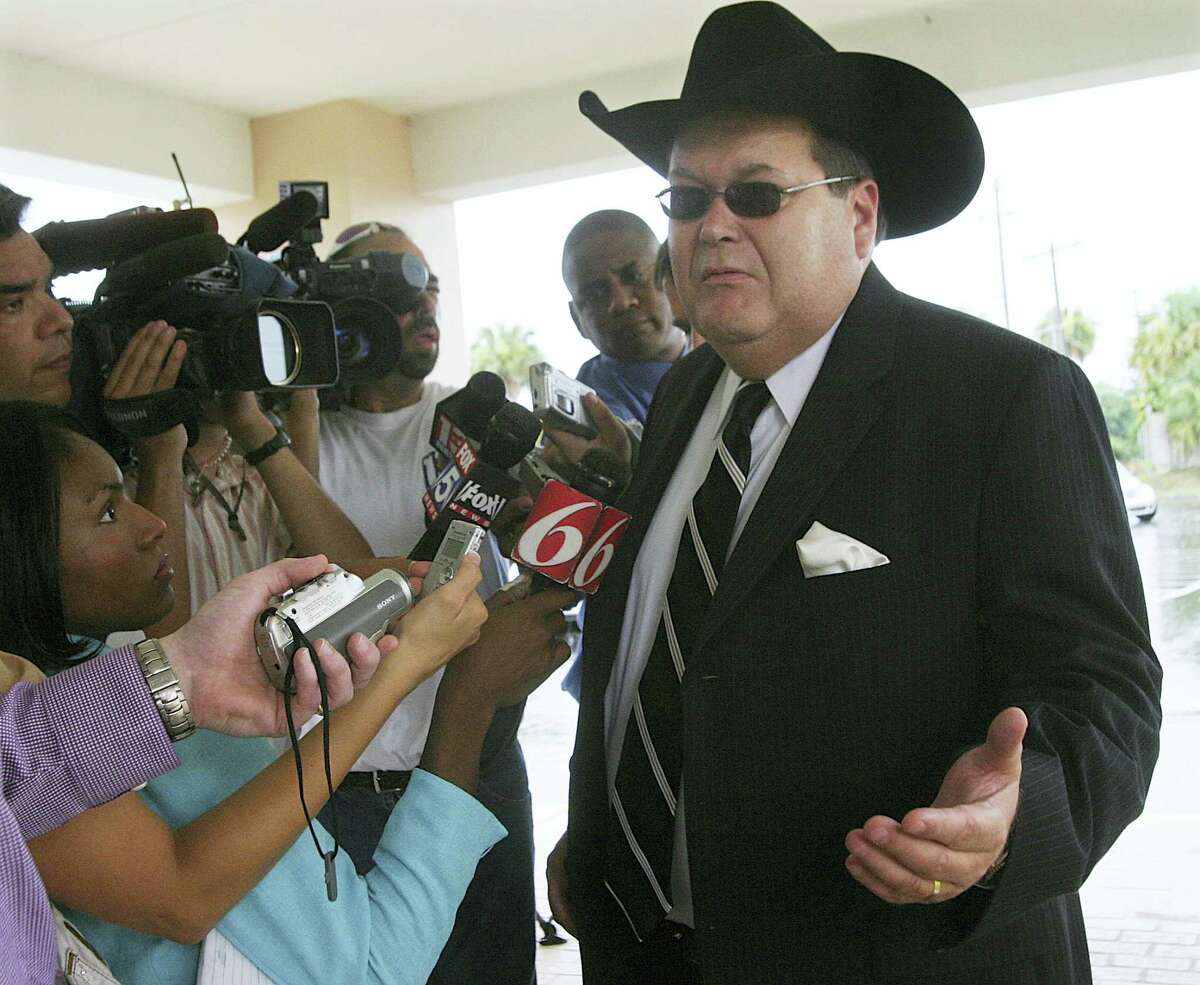 Jim Ross, the World Wrestling Entertainment announcer known as J.R., has signed with CBS to be a boxing announcer.
