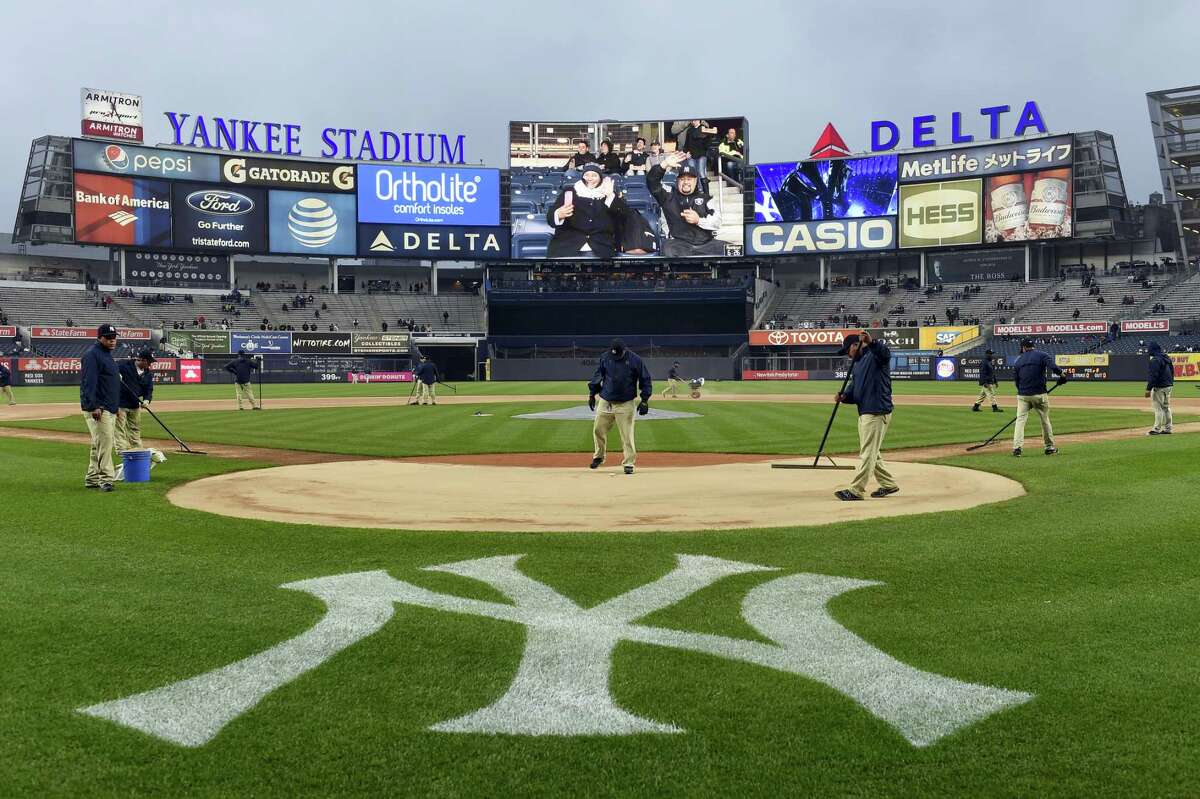 The Yankees and StubHub ended their squabble, announcing a sponsorship agreement Monday that sets an advertising minimum price for resale tickets.