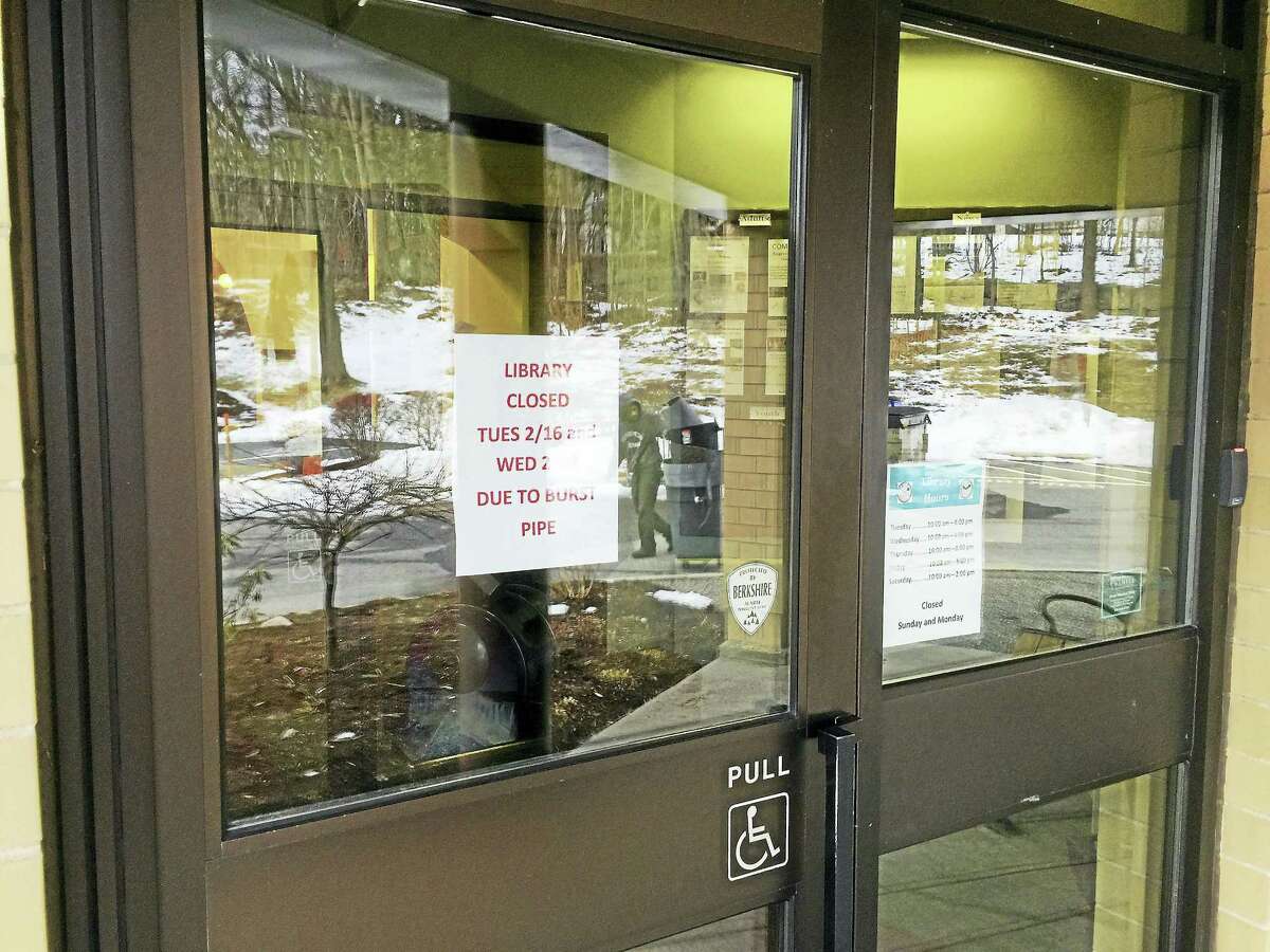 BEN LAMBERT — THE REGISTER CITIZEN A closed sign greeted visitors to the Beardsley & Memorial Library for the past two days, after a burst pipe led to “a foot” of water in the lower level.