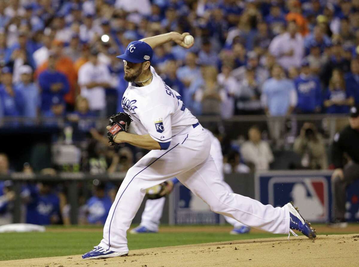 Right-handed pitcher James Shields has agreed to a four-year contract with the San Diego Padres.