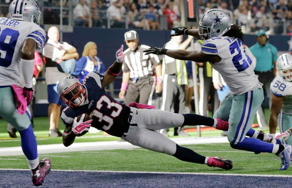 The Patriots’ Dion Lewis (33) dives to score a touchdown during the second half Sunday against the Cowboys.
