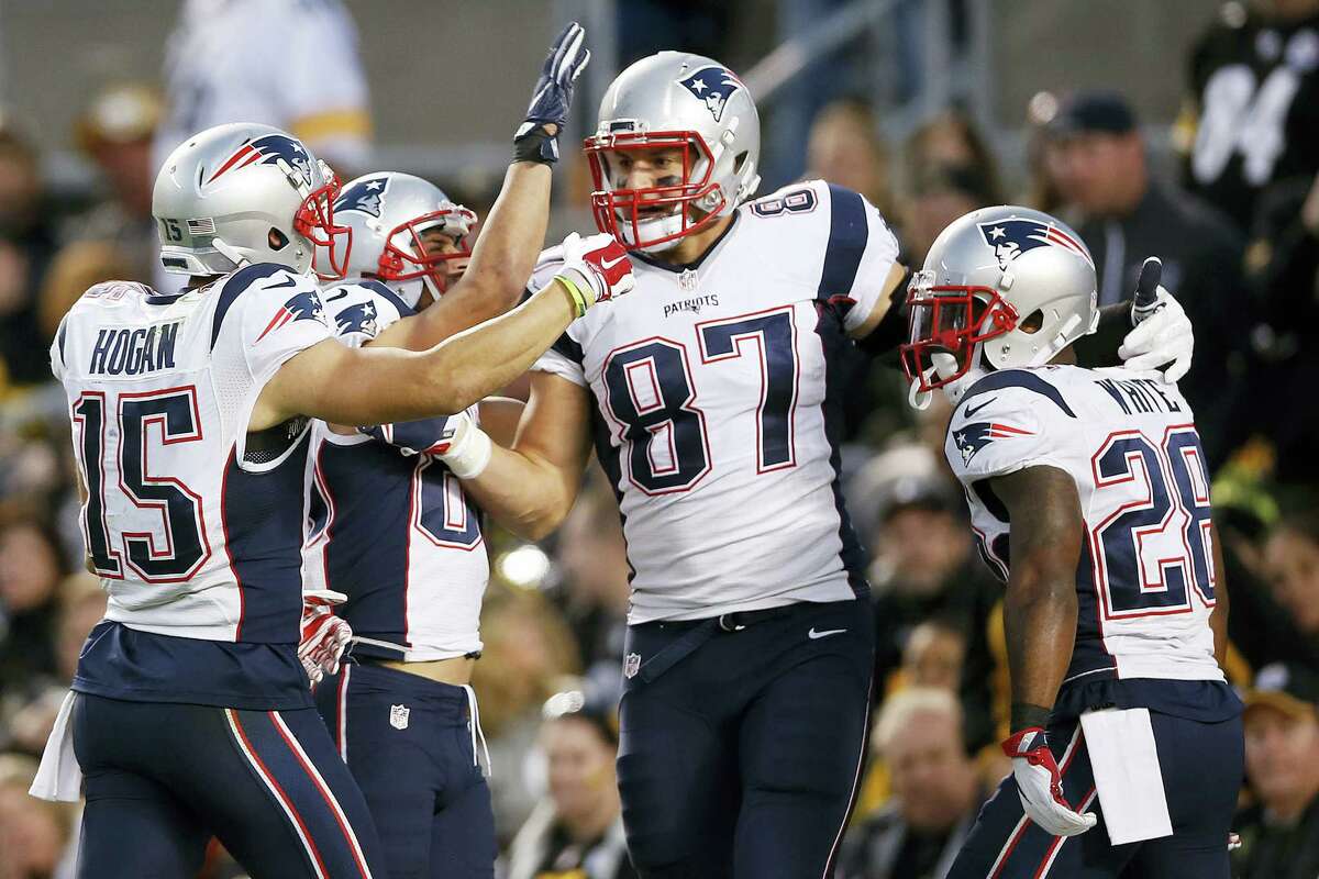 Patriots tight end Rob Gronkowski (87) celebrates his touchdown with teammates during the second half on Sunday.