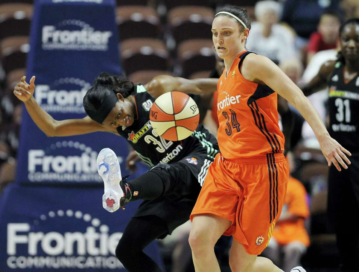 The Liberty’s Swin Cash, left, and the Sun’s Kelly Faris chase the ball during the second half on Thursday.