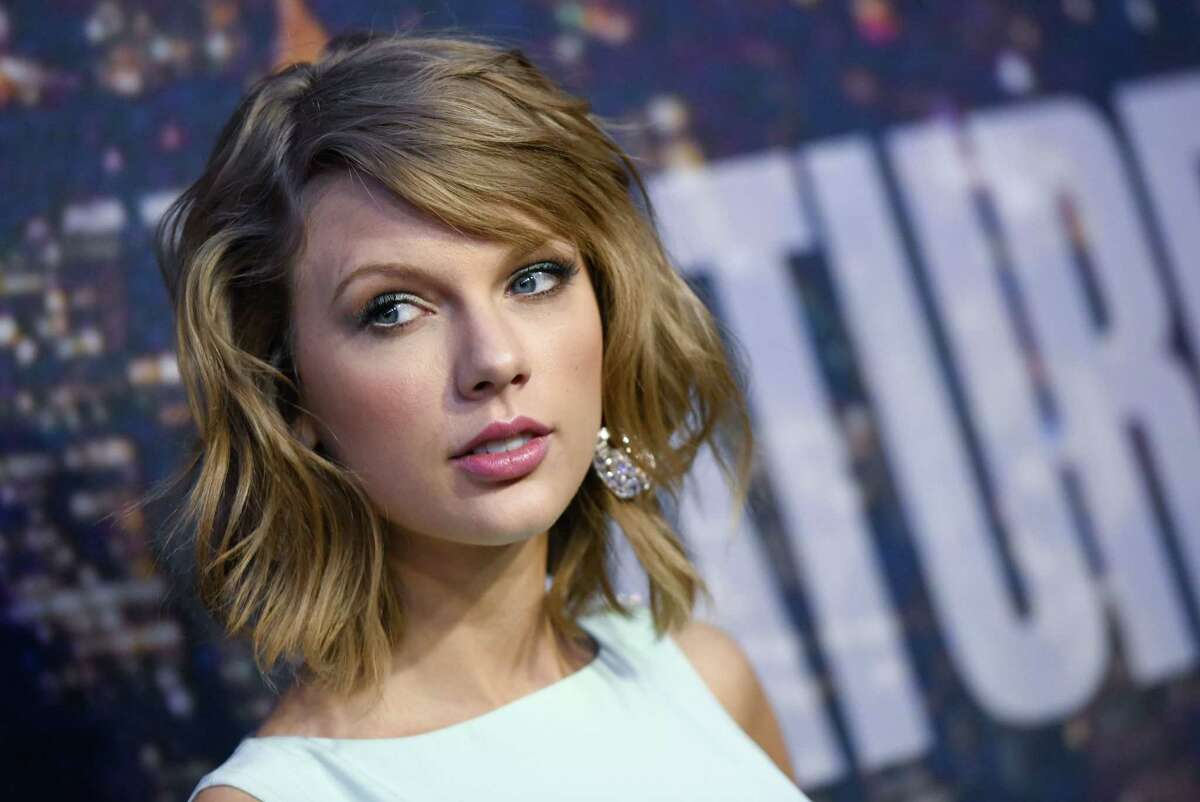 n this Feb. 15, 2015 photo, singer Taylor Swift attends the SNL 40th Anniversary Special in New York.