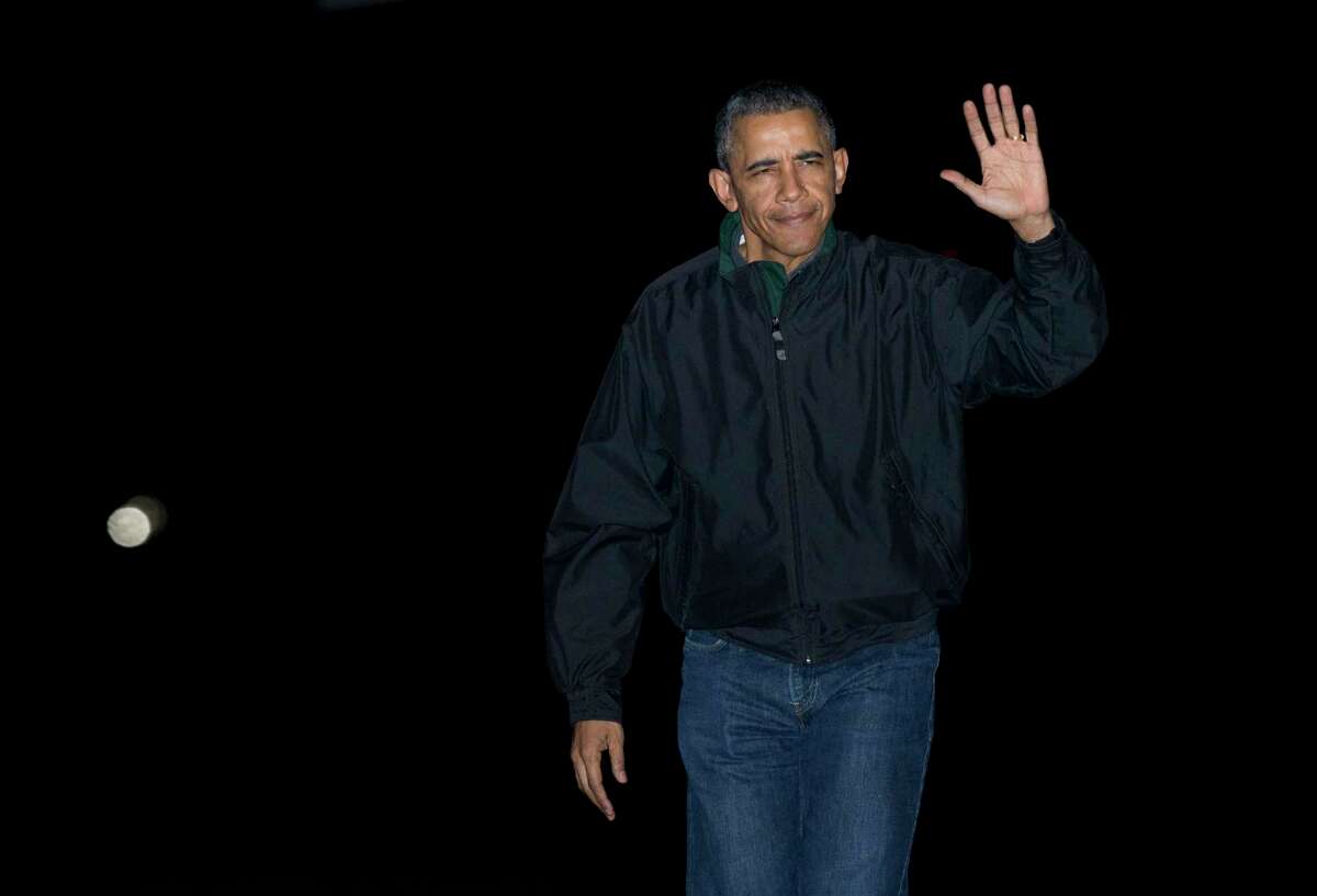 President Barack Obama waves as he arrives at the White House in Washington, Monday, Nov. 23, 2015, from a nine-day trip to Turkey, Philippines and Malaysia. (AP Photo/Manuel Balce Ceneta)