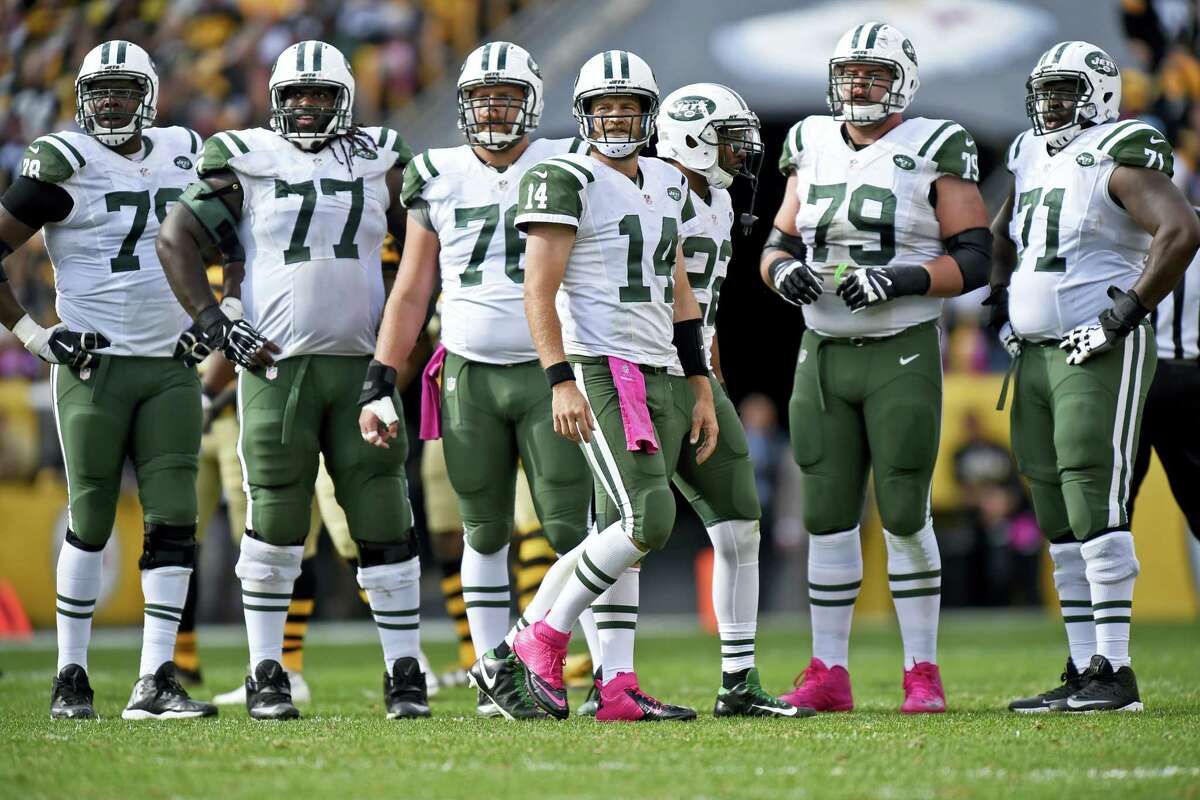 Jets quarterback Ryan Fitzpatrick (14) looks to the sidelines for a play during the second half on Sunday.