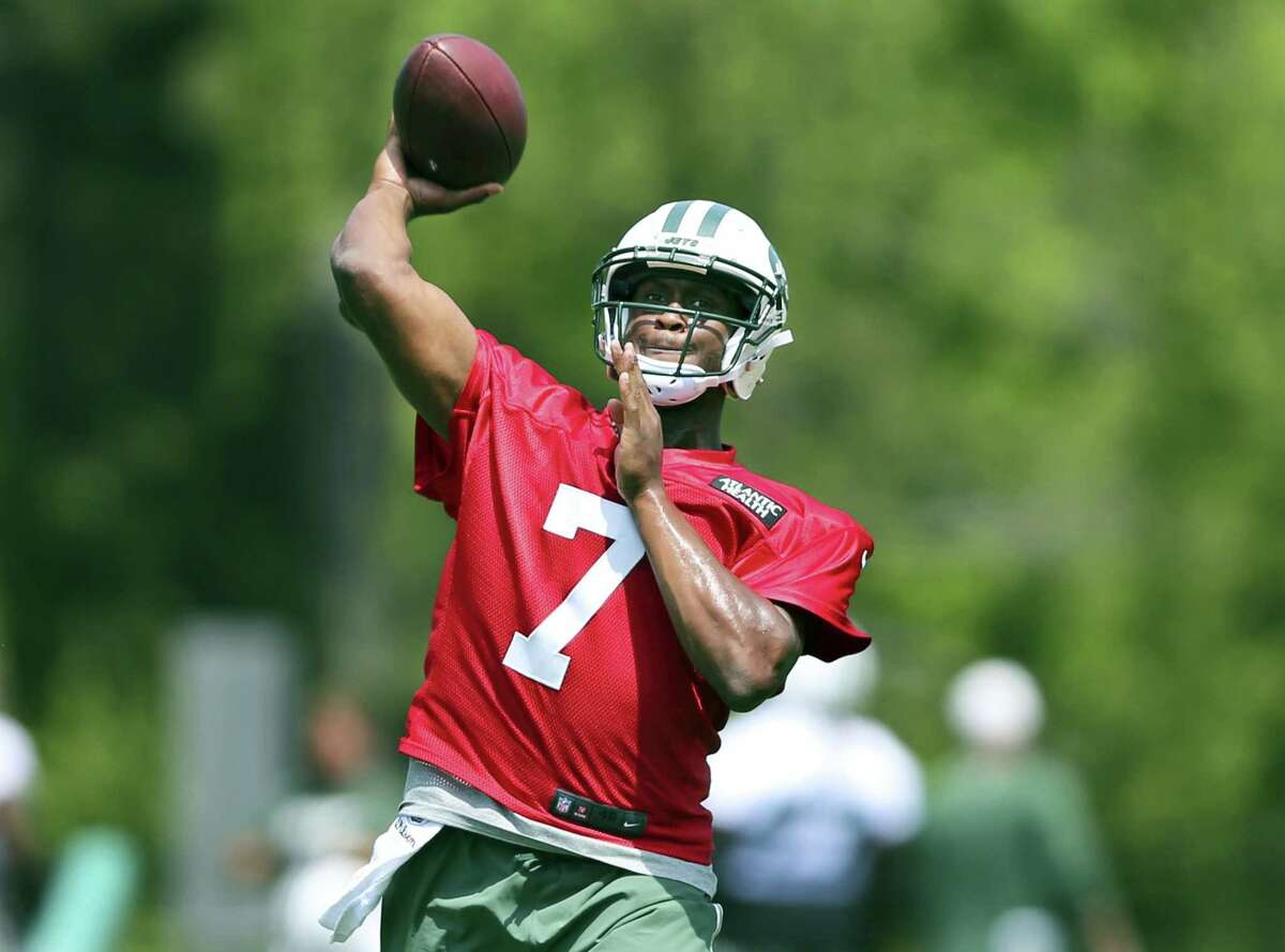 Jets quarterback Geno Smith throws a pass during practice on Wednesday in Florham Park, N.J.