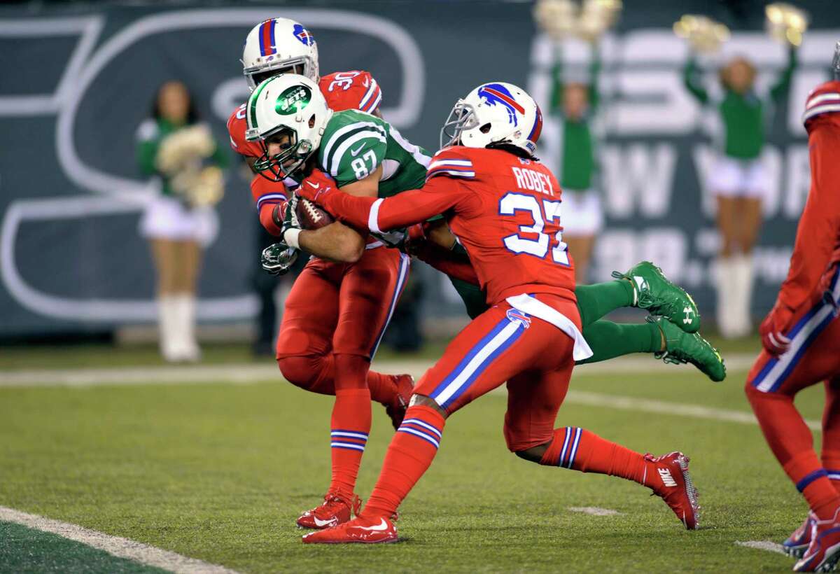 New York Jets wide receiver Eric Decker, center, scores on a touchdown catch as Buffalo Bills strong safety Bacarri Rambo, left, and defensive back Nickell Robey defend during the second half of an NFL football game, Thursday, Nov. 12, 2015, in East Rutherford, N.J. (AP Photo/Bill Kostroun)