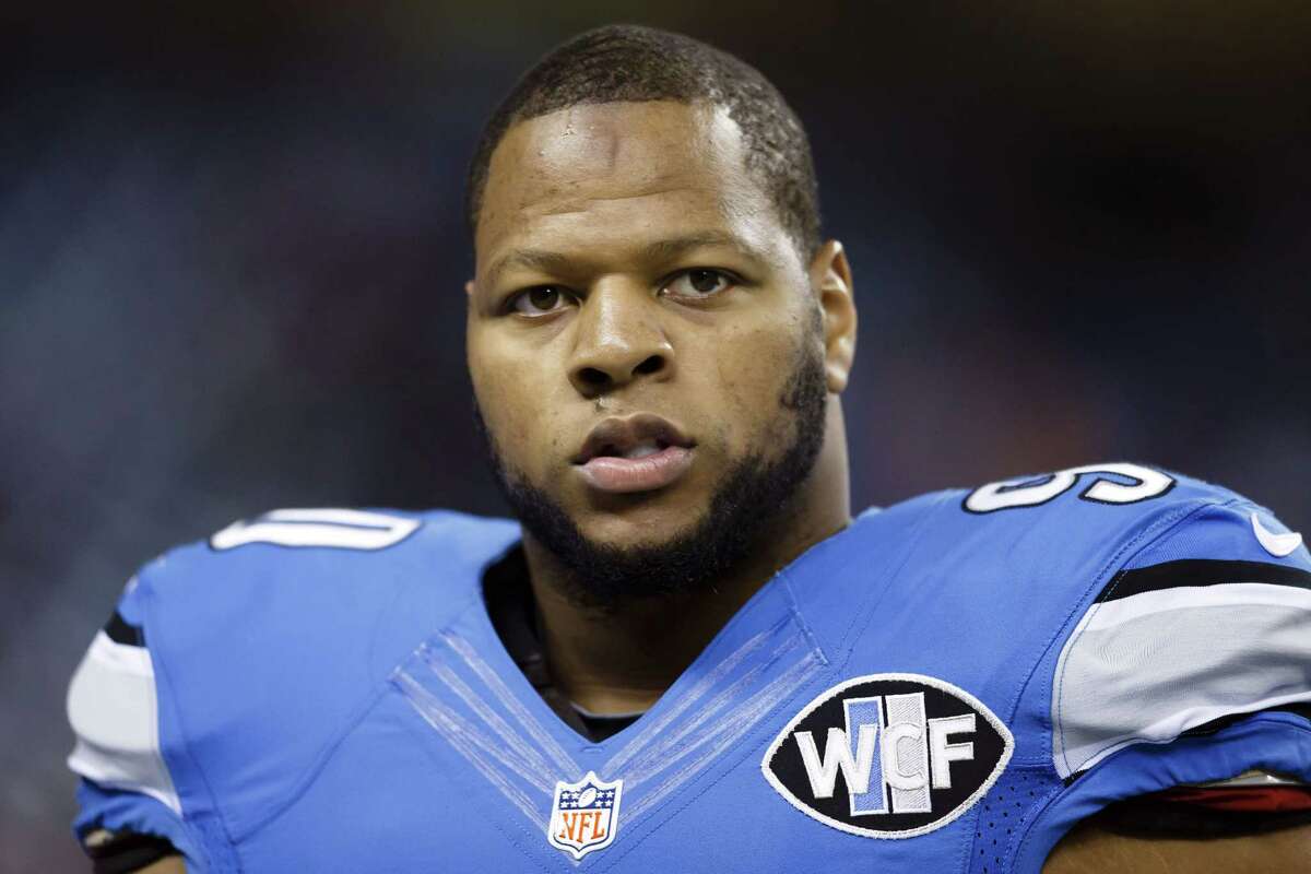 Defensive tackle Ndamukong Suh has officially signed with the Miami Dolphins.