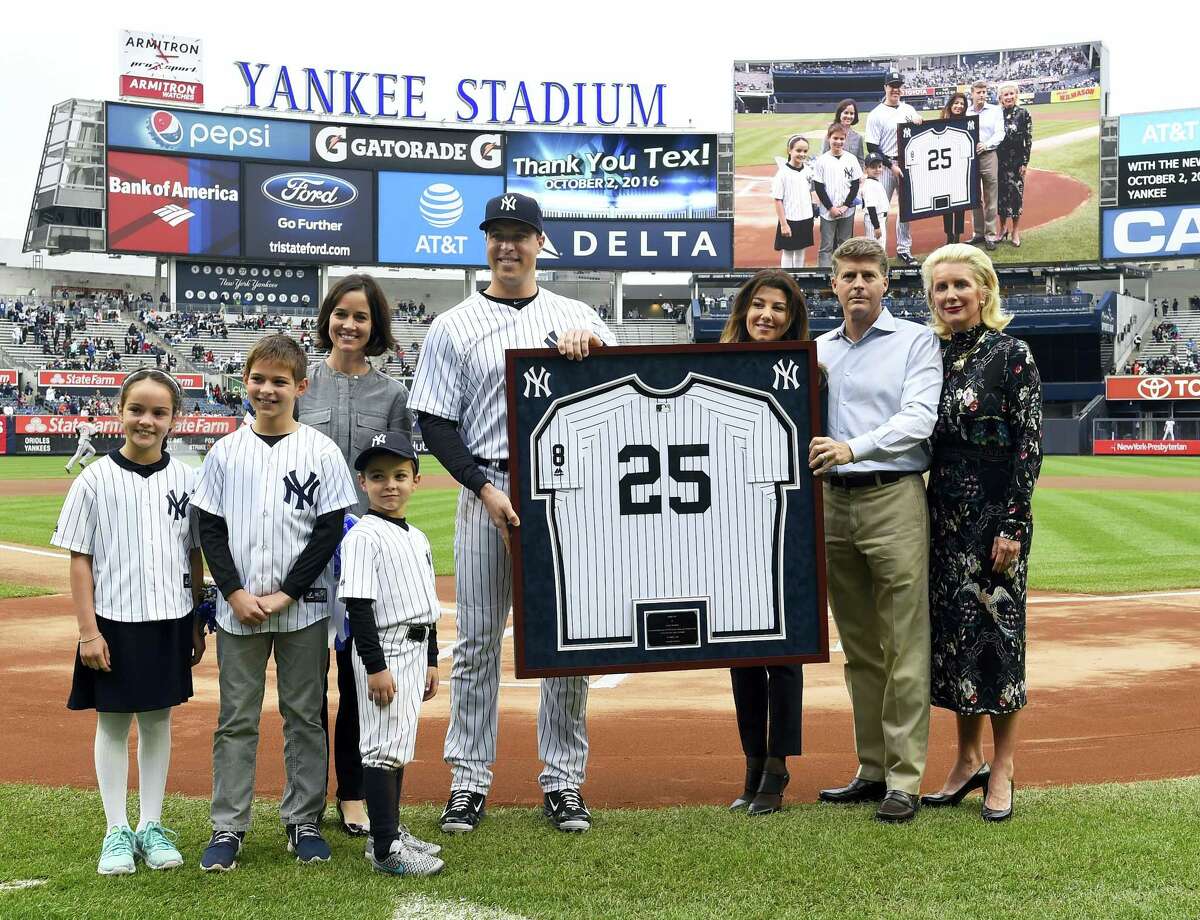 Retiring Mark Teixeira honored by Yankees before final game