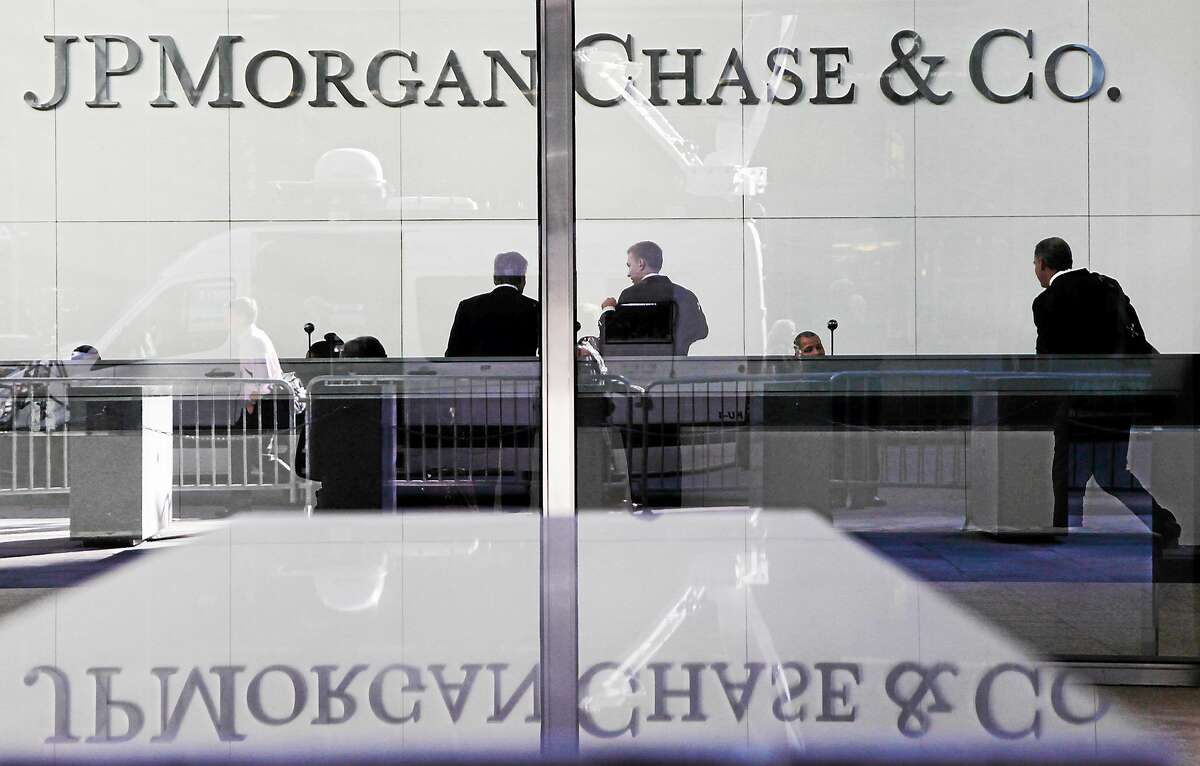 Des gens se tiennent dans le hall du siège de JPMorgan Chase à New York.