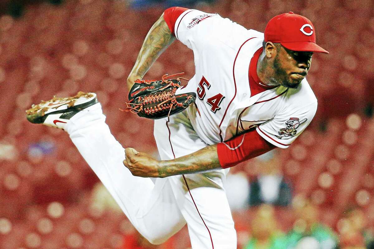 Yankees acquire Aroldis Chapman from Reds for four minor leaguers