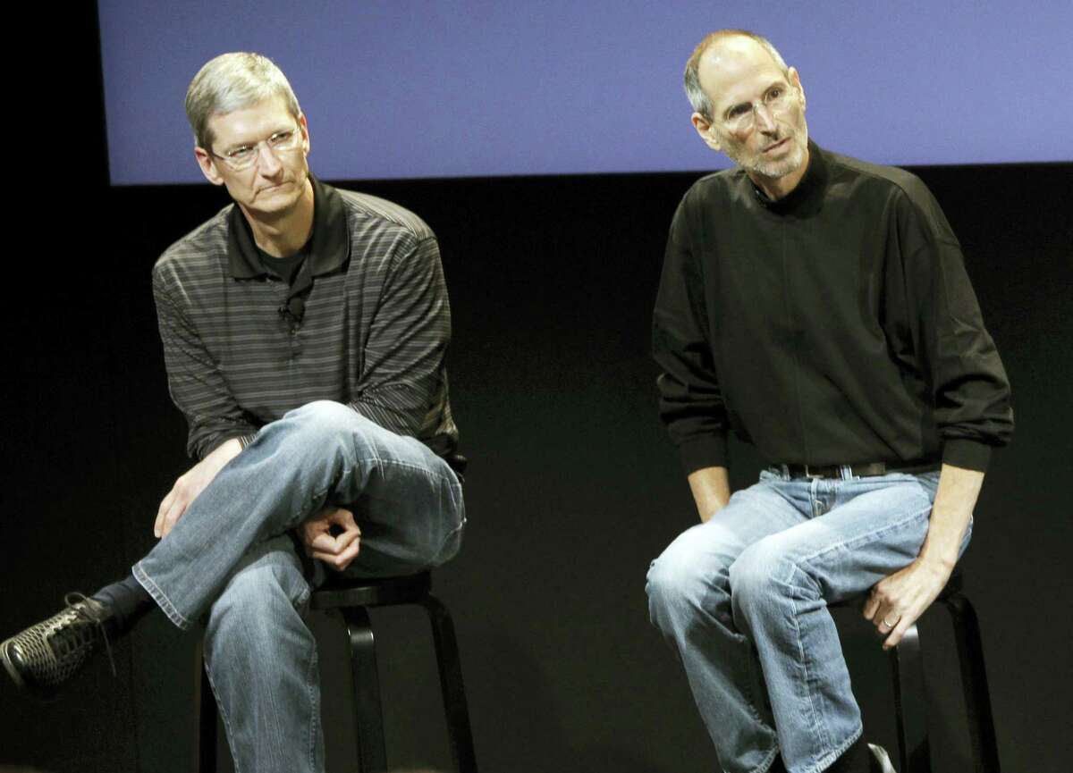 This July 16, 2010 photo shows Apple’s Tim Cook, left, and Steve Jobs, right, during a meeting at Apple in Cupertino, Calif. Apple wants to encourage millions of iPhone owners to register as organ donors through a software update that will add an easy sign-up button to the health information app that comes installed on every smartphone the company makes. CEO Cook says he hopes the new software, set for limited release in early July 2016, will help ease a critical and longstanding donor shortage. He said the problem hit home when his friend and former boss, Apple co-founder Jobs, endured an “excruciating” wait for a liver transplant in 2009.