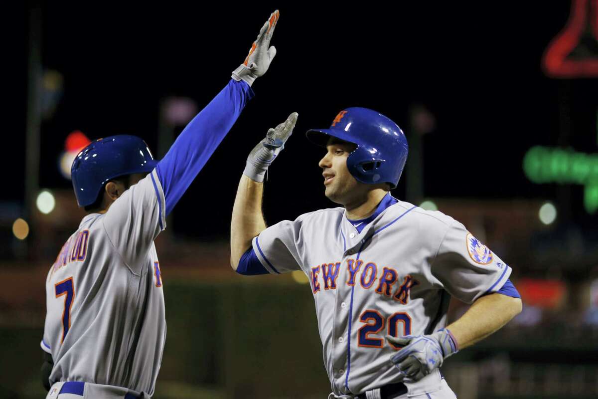 The Mets’ Neil Walker, right, and Travis d’Arnaud celebrate after Walker’s home run in the seventh inning on Tuesday.