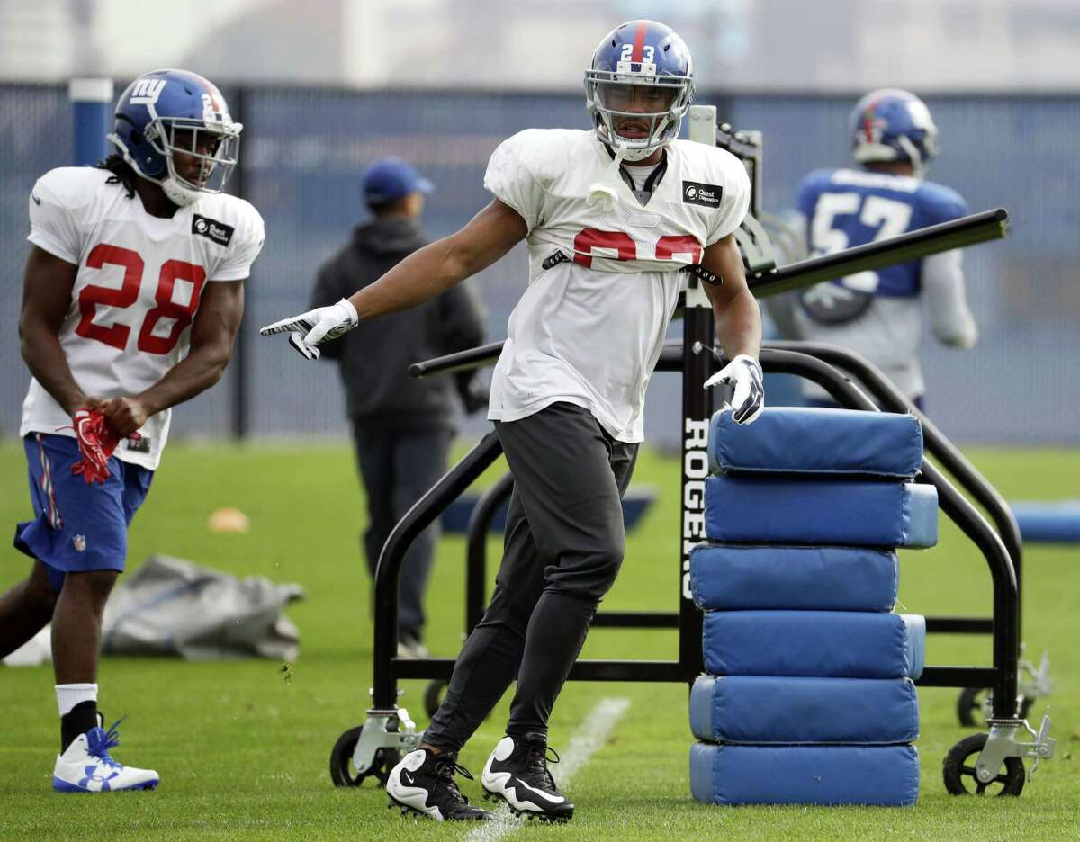 Giants running back Rashad Jennings, center, and running back Paul Perkins work out during practice on Thursday.