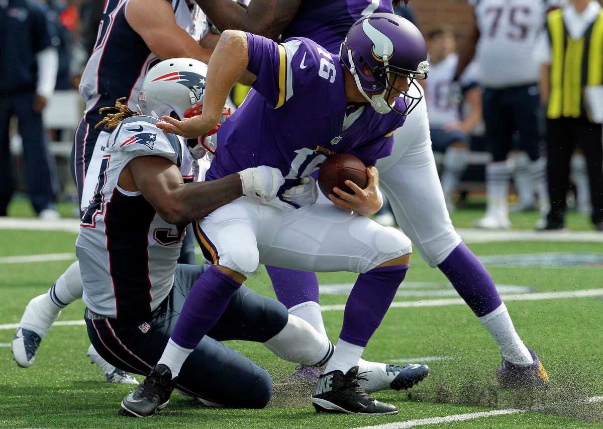 Minnesota Vikings quarterback Matt Cassel, right, is sacked for an 8-yard loss by New England Patriots linebacker Dont’a Hightower during the third quarter of Sunday’s game in Minneapolis.